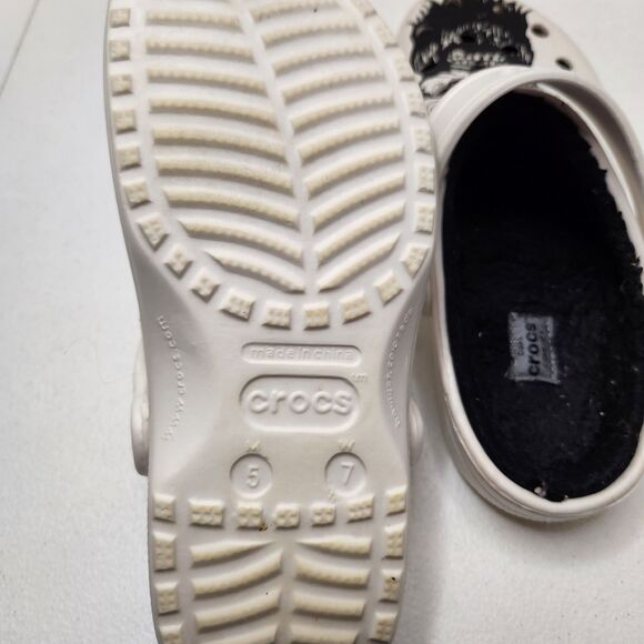 Crocs Lined Clog Shoes | Women’s Size 7 | Luke Combs Skull edition - Picture 7 of 8